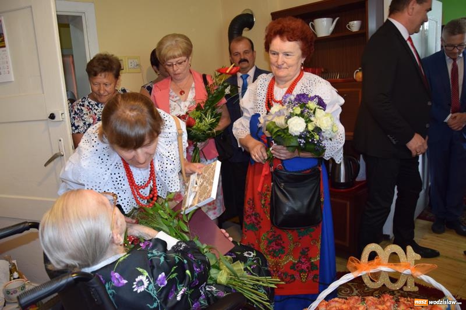 Zdjęcie w galerii na portalu naszwodzislaw.com: Wójt Mirosław Szymanek odwiedził najstarszą mieszkankę gminy Mszana wiadomości z regionu