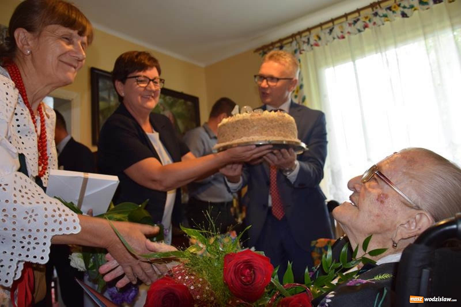 Zdjęcie w galerii na portalu naszwodzislaw.com: Wójt Mirosław Szymanek odwiedził najstarszą mieszkankę gminy Mszana wiadomości z regionu