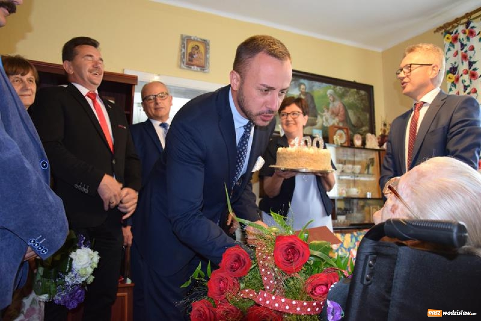 Zdjęcie w galerii na portalu naszwodzislaw.com: Wójt Mirosław Szymanek odwiedził najstarszą mieszkankę gminy Mszana wiadomości z regionu