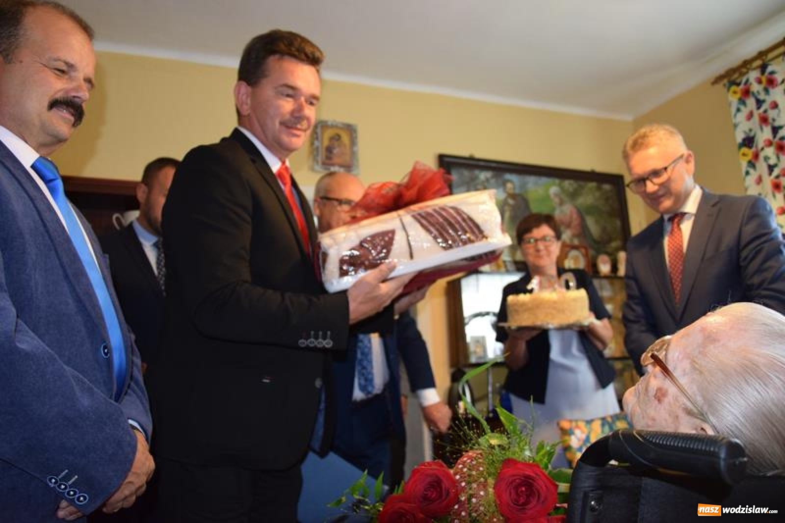 Zdjęcie w galerii na portalu naszwodzislaw.com: Wójt Mirosław Szymanek odwiedził najstarszą mieszkankę gminy Mszana wiadomości z regionu