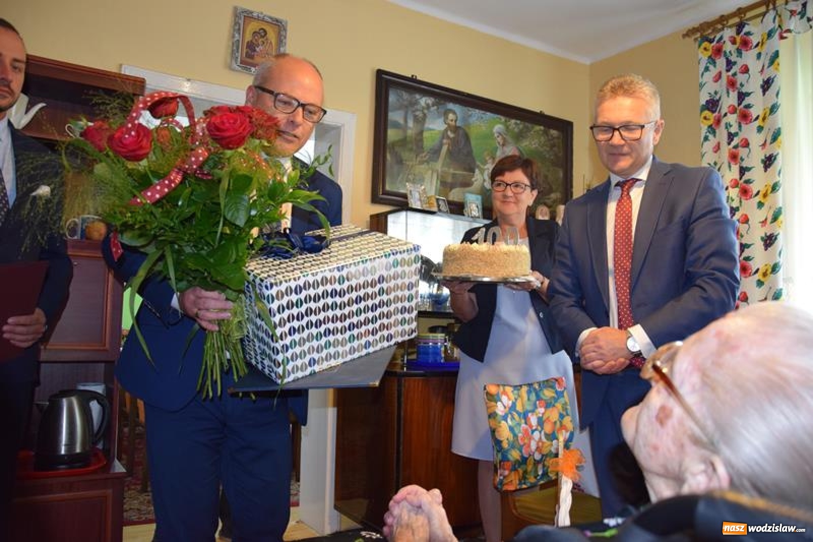 Zdjęcie w galerii na portalu naszwodzislaw.com: Wójt Mirosław Szymanek odwiedził najstarszą mieszkankę gminy Mszana wiadomości z regionu