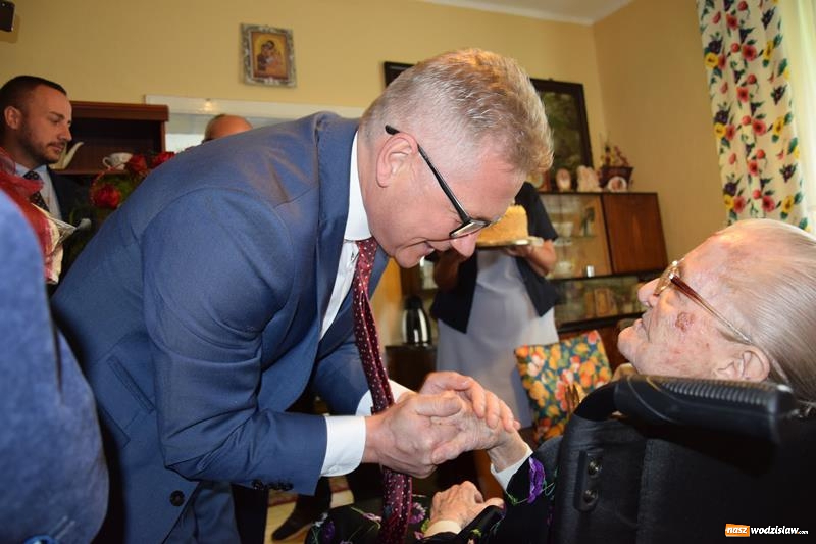 Zdjęcie w galerii na portalu naszwodzislaw.com: Wójt Mirosław Szymanek odwiedził najstarszą mieszkankę gminy Mszana wiadomości z regionu