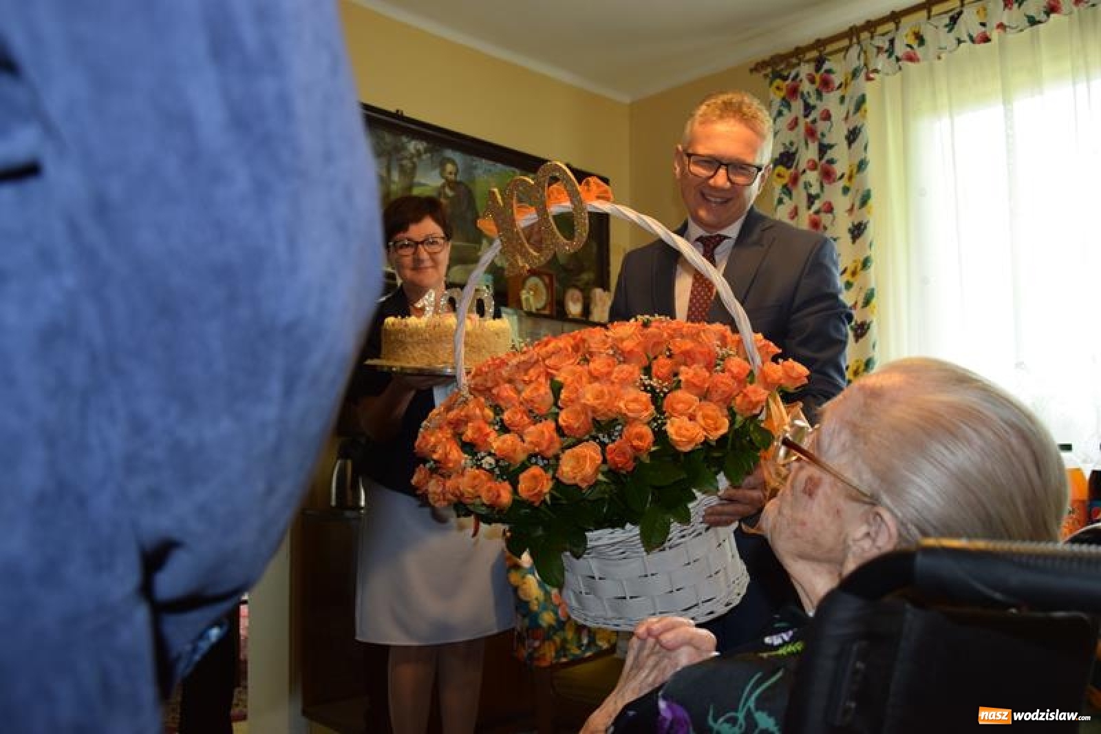 Zdjęcie w galerii na portalu naszwodzislaw.com: Wójt Mirosław Szymanek odwiedził najstarszą mieszkankę gminy Mszana wiadomości z regionu