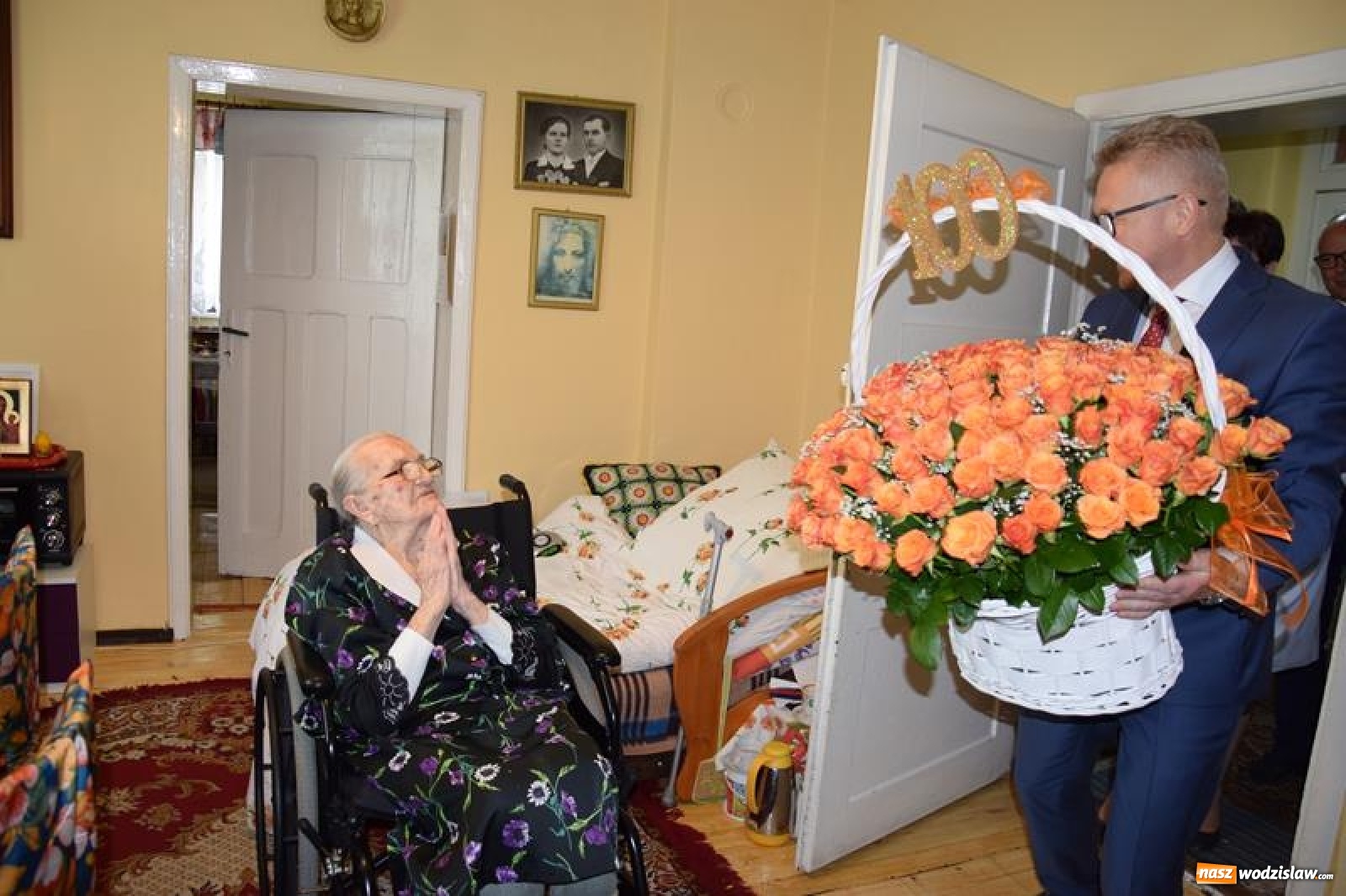 Zdjęcie w galerii na portalu naszwodzislaw.com: Wójt Mirosław Szymanek odwiedził najstarszą mieszkankę gminy Mszana wiadomości z regionu