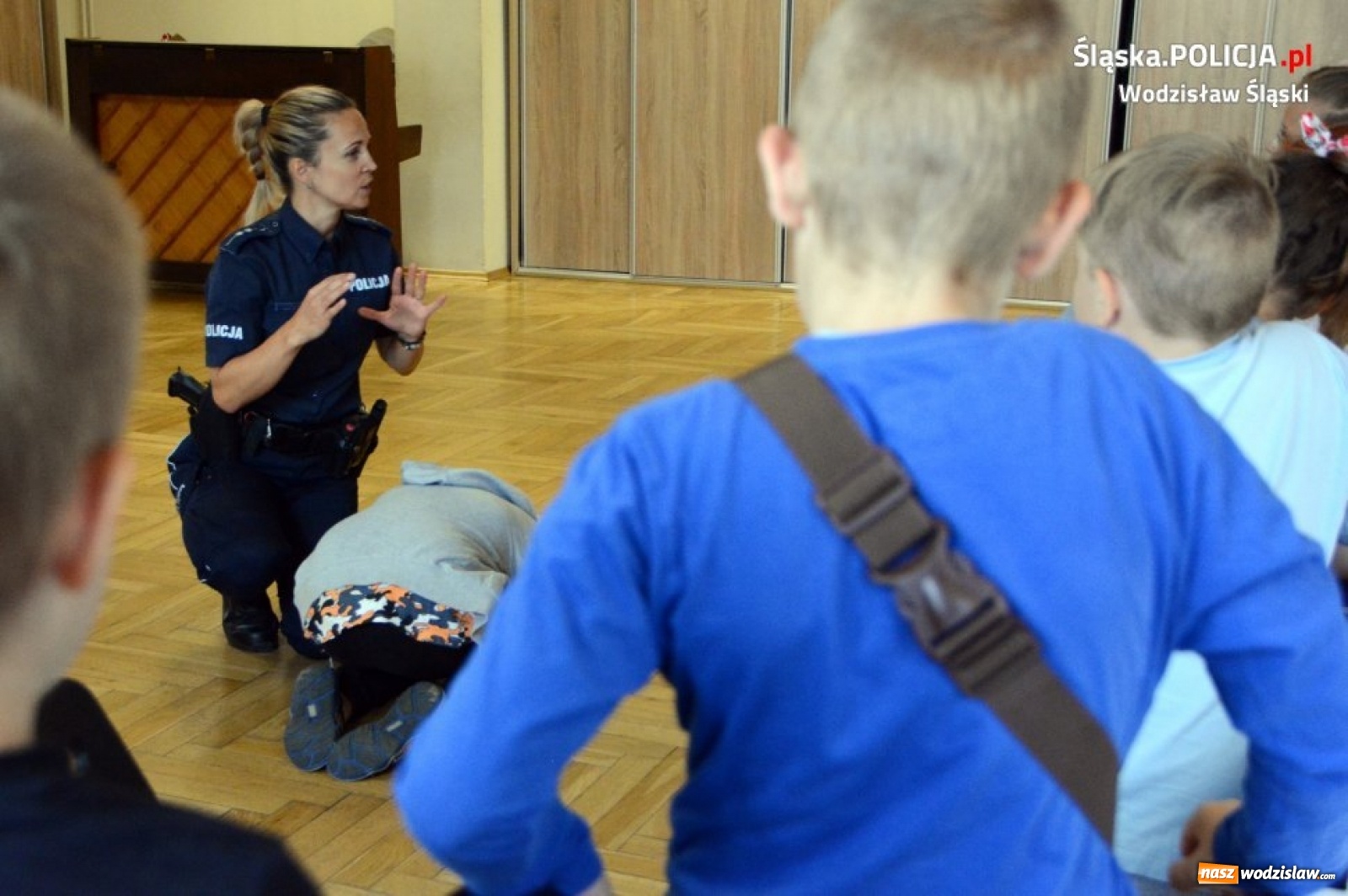 Zdjęcie w galerii na portalu naszwodzislaw.com: Bezpieczne wakacje z dzielnicowymi w WCK wiadomości z regionu