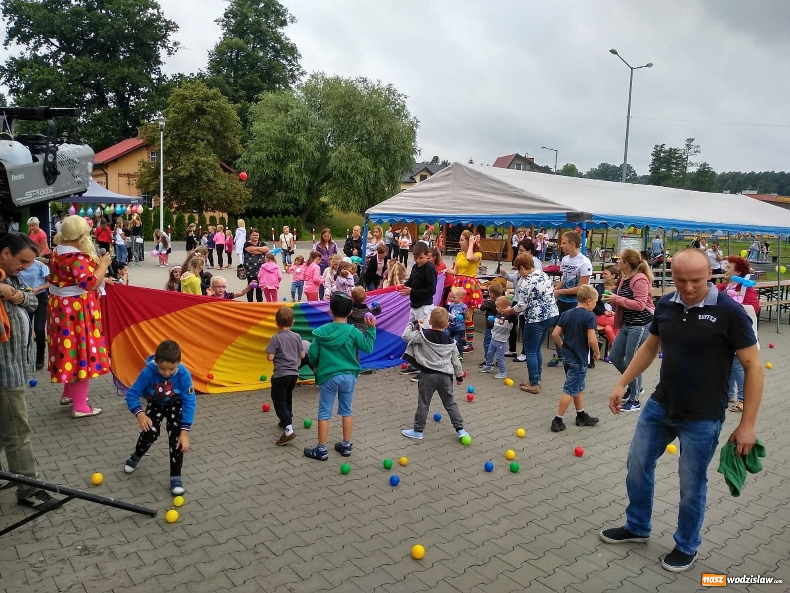 Zdjęcie w galerii na portalu naszwodzislaw.com: Baw się i śmiej. Festyn dla dzieci i młodzieży za nami [FOTO] wiadomości z regionu
