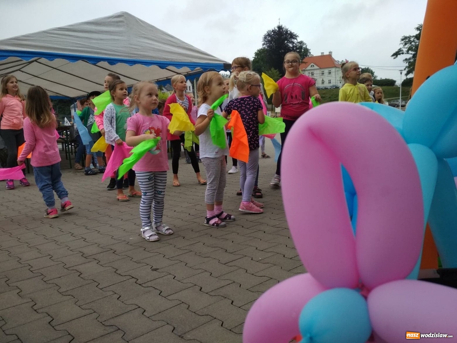 Zdjęcie w galerii na portalu naszwodzislaw.com: Baw się i śmiej. Festyn dla dzieci i młodzieży za nami [FOTO] wiadomości z regionu