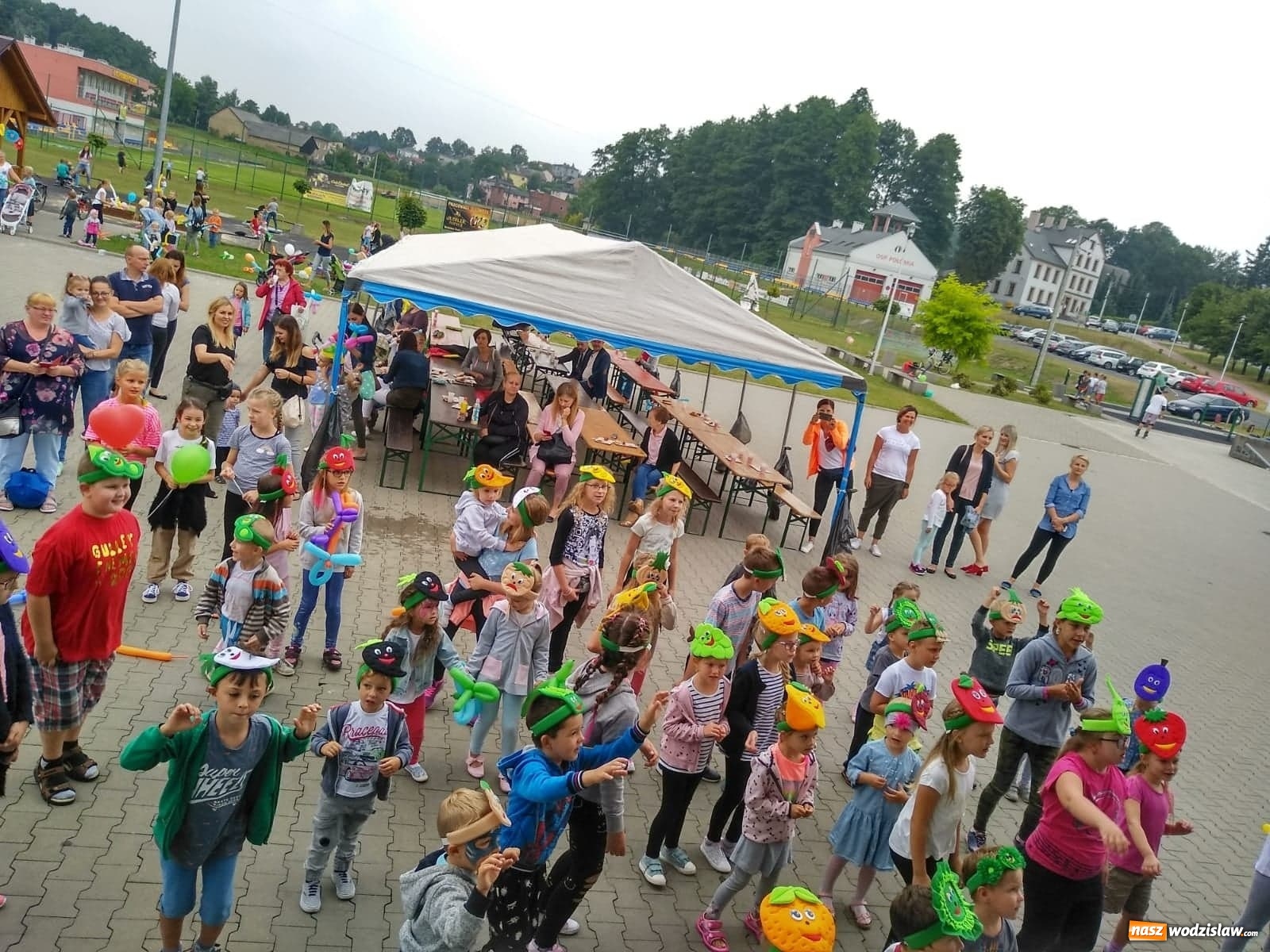 Zdjęcie w galerii na portalu naszwodzislaw.com: Baw się i śmiej. Festyn dla dzieci i młodzieży za nami [FOTO] wiadomości z regionu