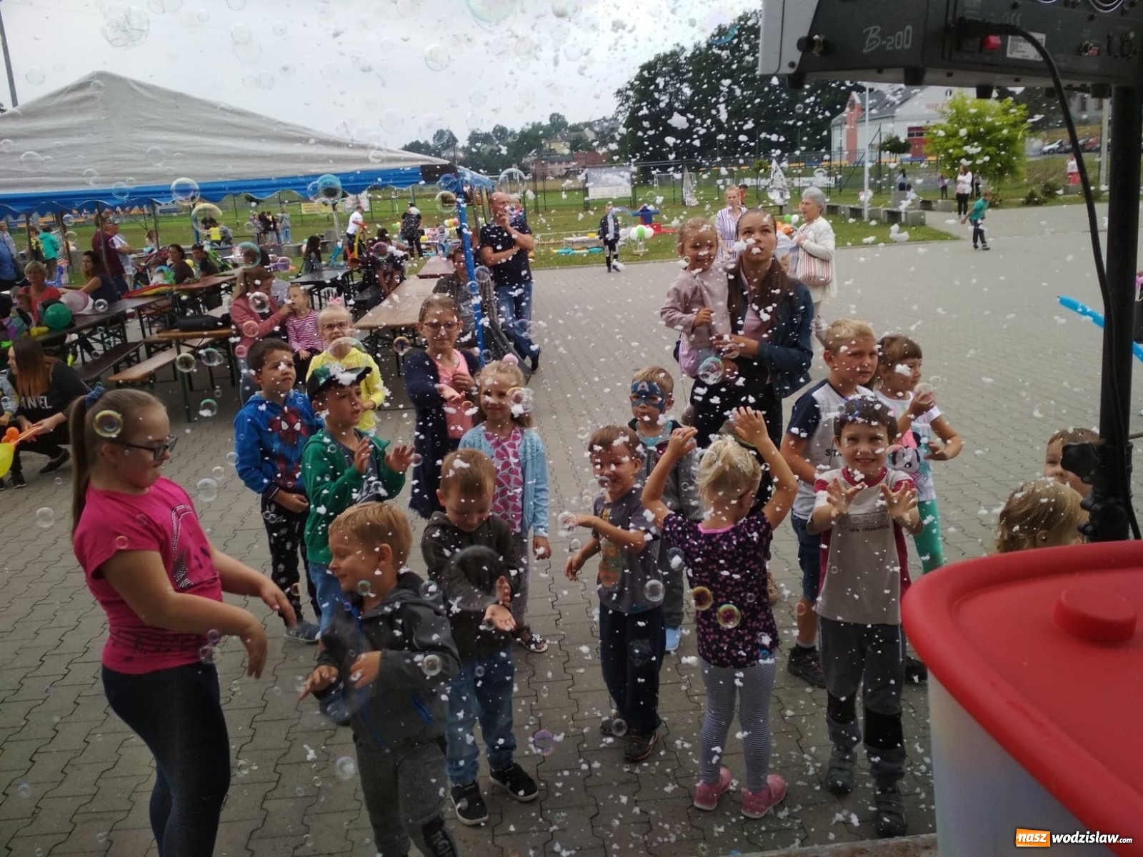 Zdjęcie w galerii na portalu naszwodzislaw.com: Baw się i śmiej. Festyn dla dzieci i młodzieży za nami [FOTO] wiadomości z regionu