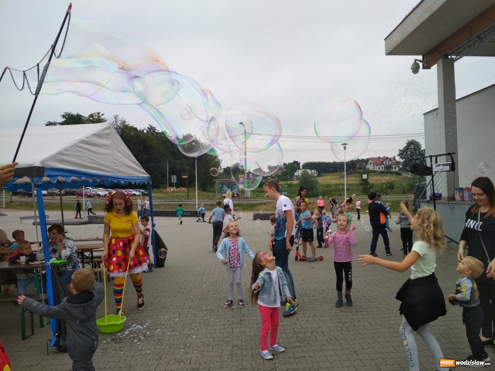 Zdjęcie w galerii na portalu naszwodzislaw.com: Baw się i śmiej. Festyn dla dzieci i młodzieży za nami [FOTO] wiadomości z regionu