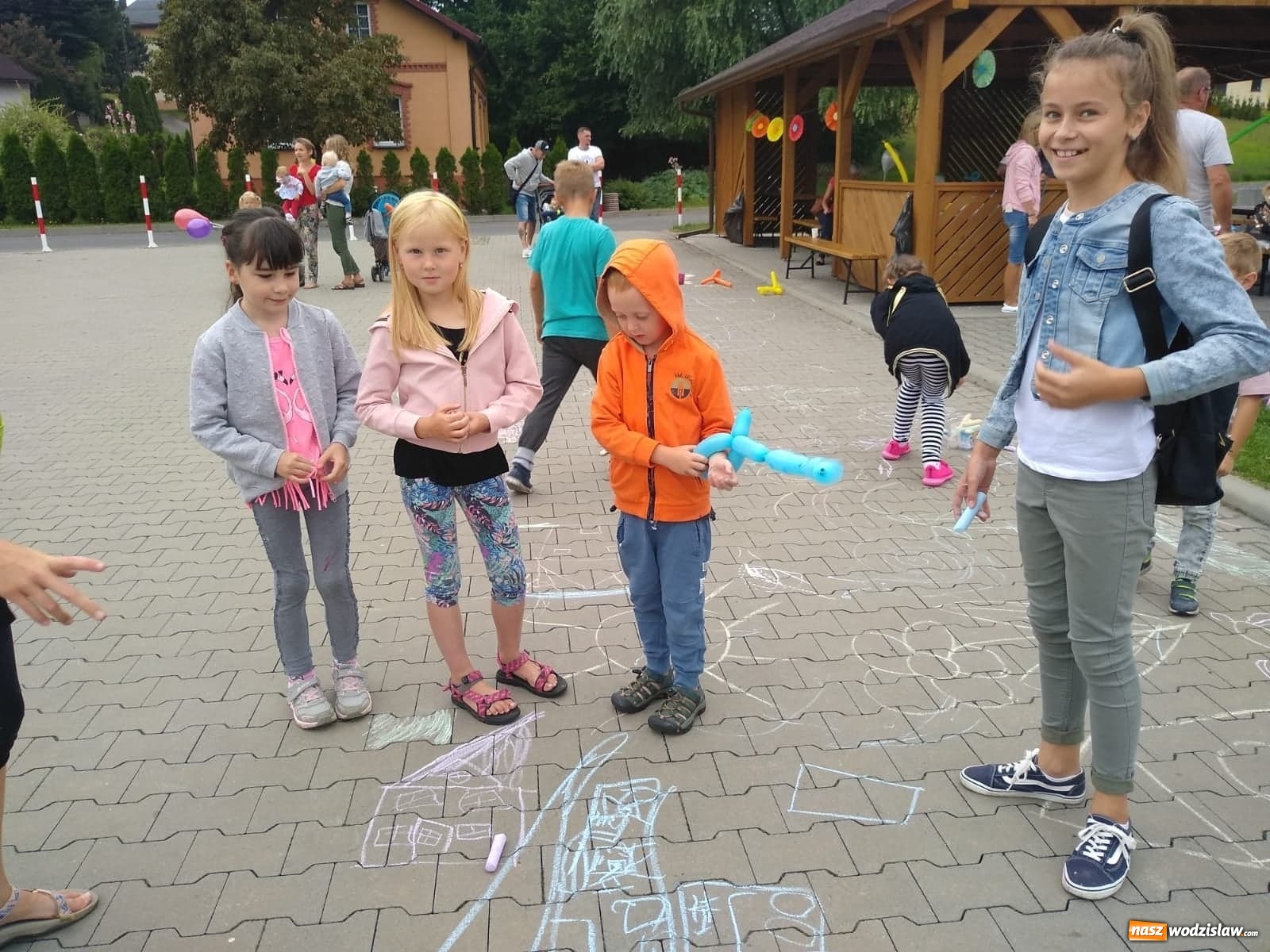Zdjęcie w galerii na portalu naszwodzislaw.com: Baw się i śmiej. Festyn dla dzieci i młodzieży za nami [FOTO] wiadomości z regionu