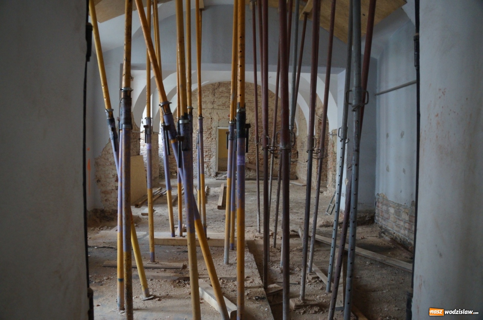 Zdjęcie w galerii na portalu naszwodzislaw.com: Ruszyła rozbiórka dachu Pałacu Dietrichsteinów [FOTO] wiadomości z regionu