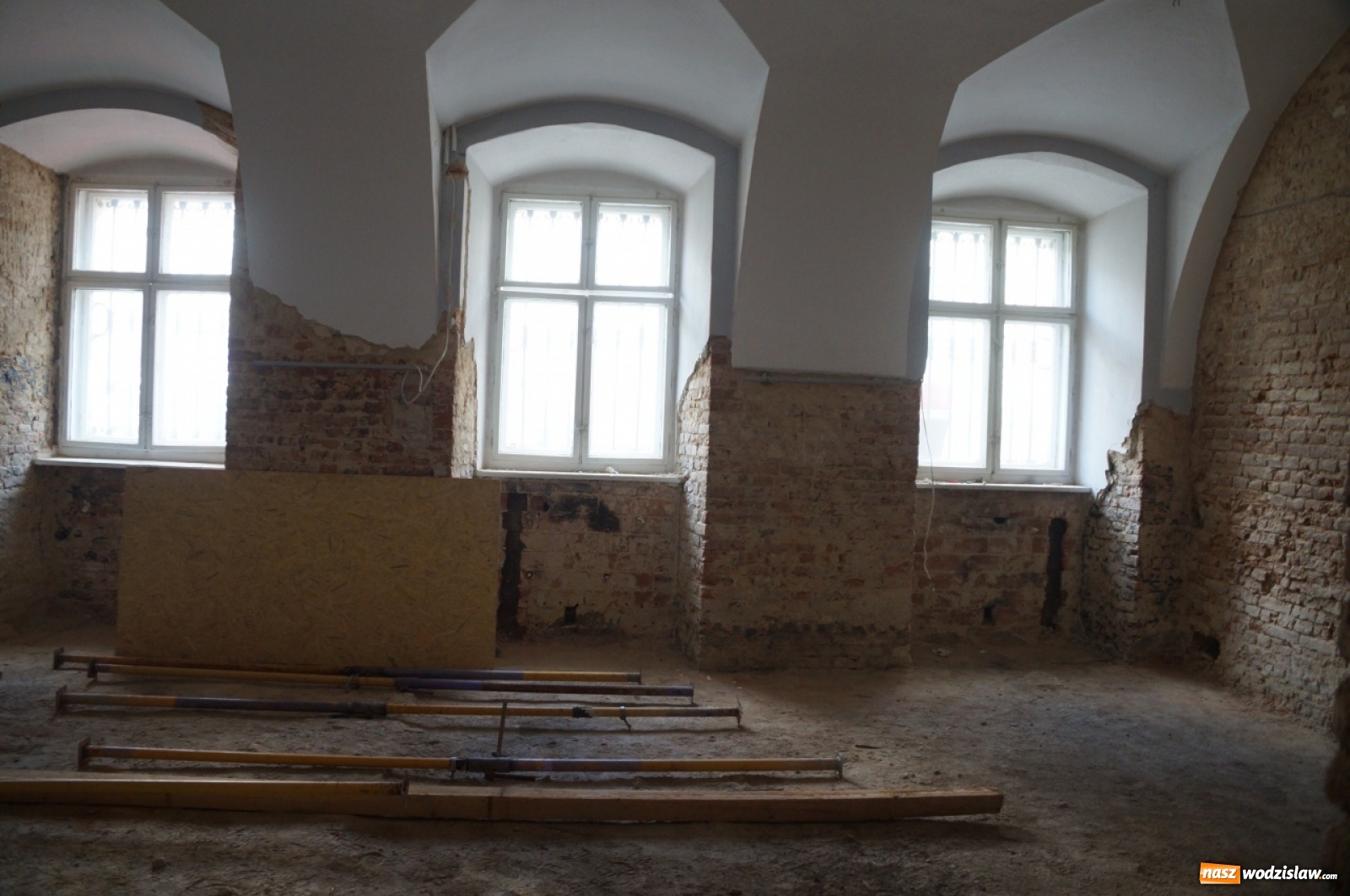 Zdjęcie w galerii na portalu naszwodzislaw.com: Ruszyła rozbiórka dachu Pałacu Dietrichsteinów [FOTO] wiadomości z regionu