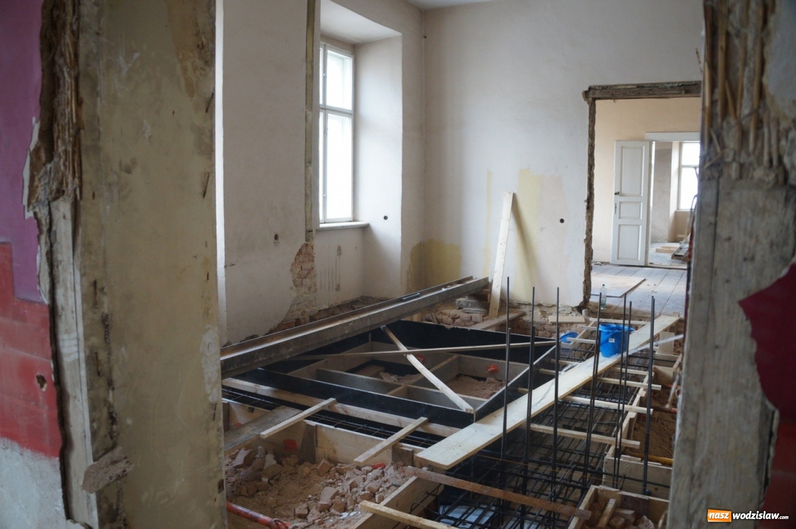 Zdjęcie w galerii na portalu naszwodzislaw.com: Ruszyła rozbiórka dachu Pałacu Dietrichsteinów [FOTO] wiadomości z regionu