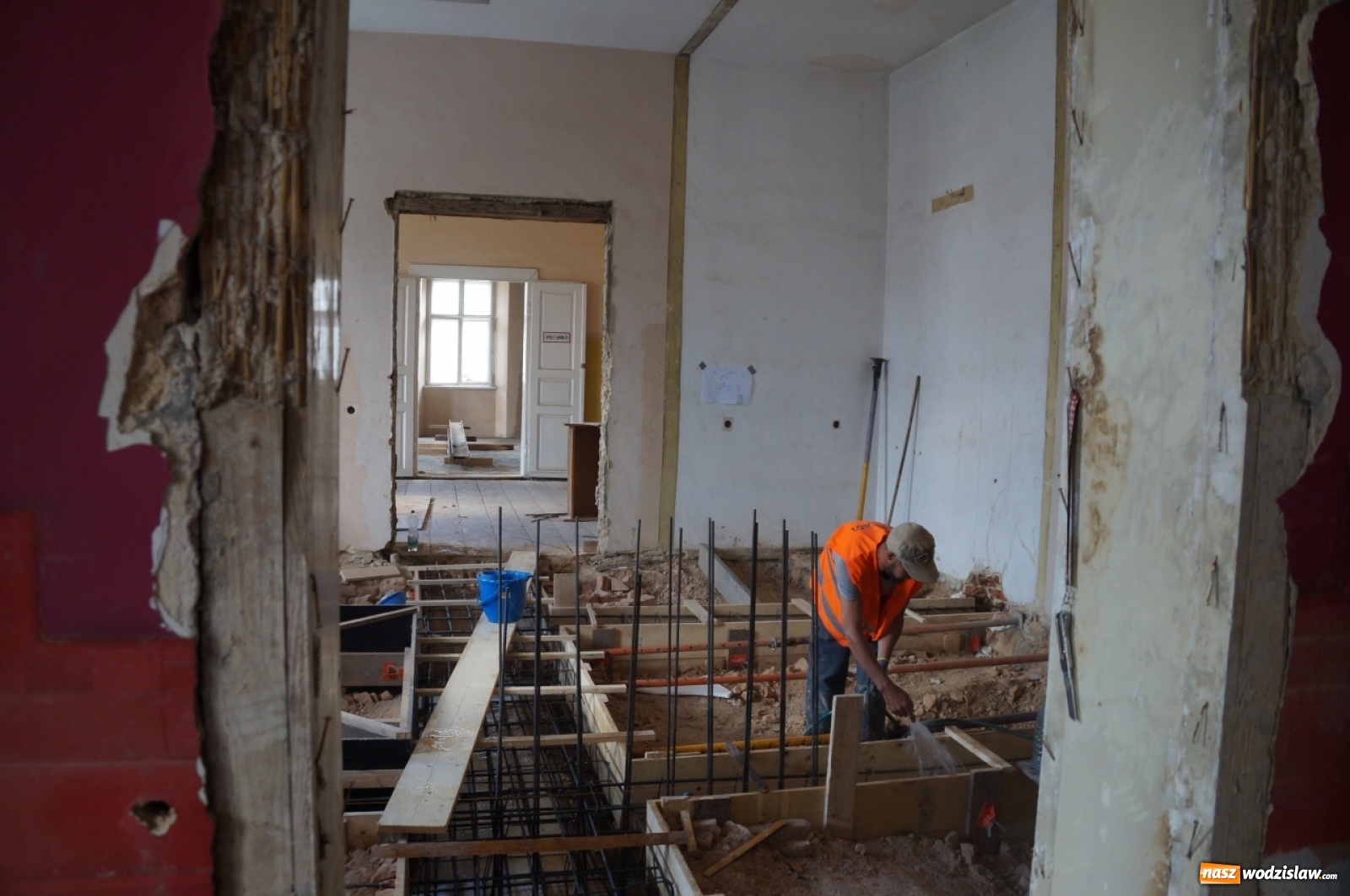 Zdjęcie w galerii na portalu naszwodzislaw.com: Ruszyła rozbiórka dachu Pałacu Dietrichsteinów [FOTO] wiadomości z regionu