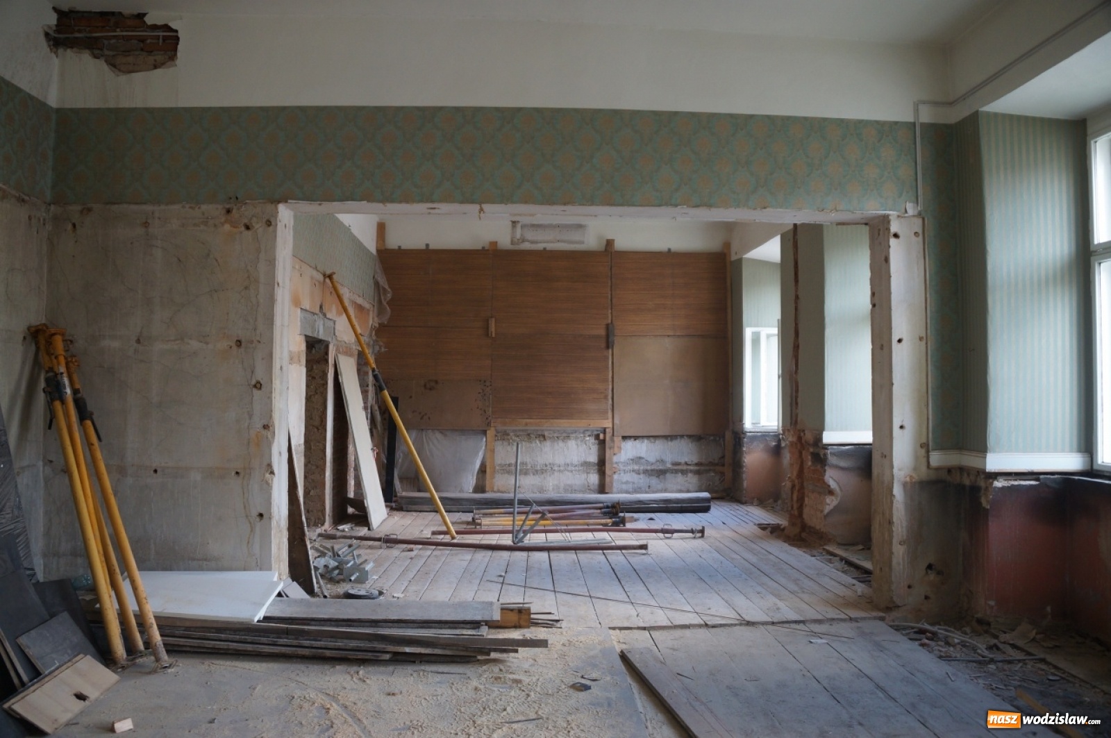 Zdjęcie w galerii na portalu naszwodzislaw.com: Ruszyła rozbiórka dachu Pałacu Dietrichsteinów [FOTO] wiadomości z regionu