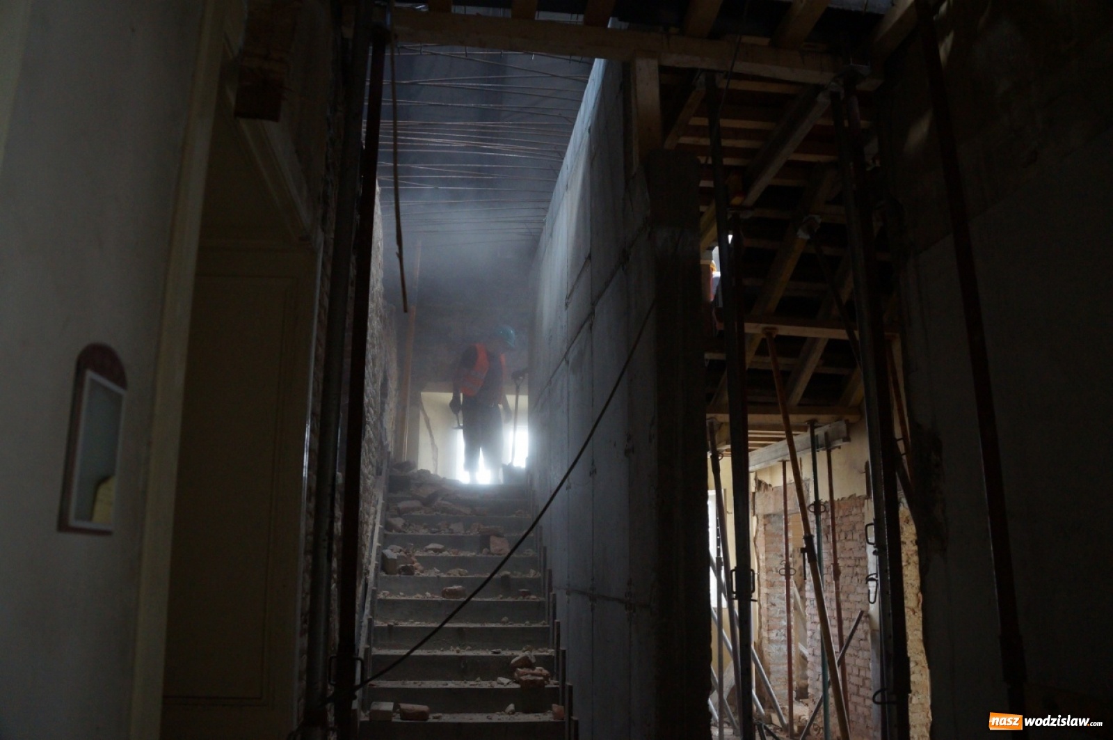 Zdjęcie w galerii na portalu naszwodzislaw.com: Ruszyła rozbiórka dachu Pałacu Dietrichsteinów [FOTO] wiadomości z regionu