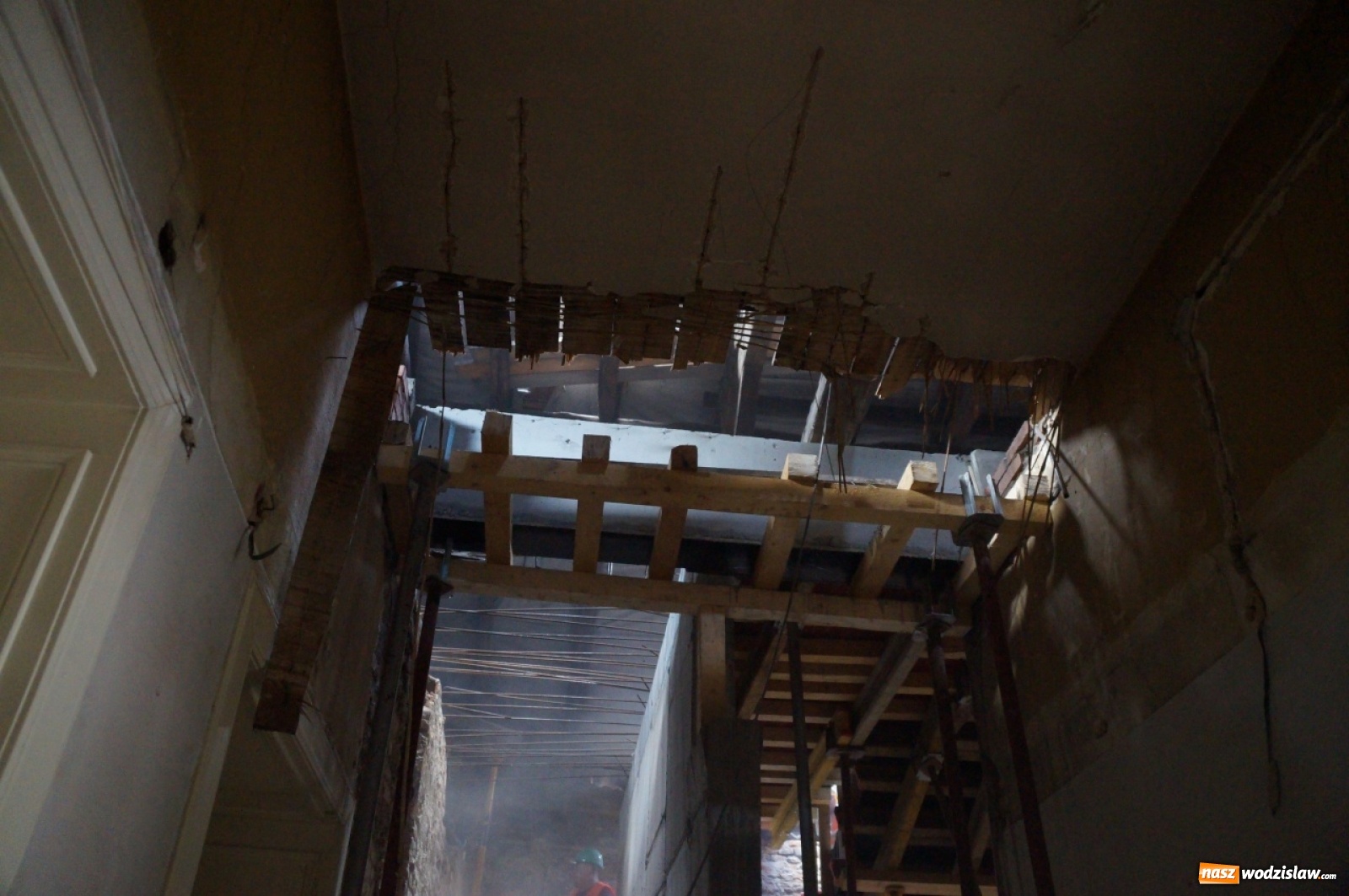 Zdjęcie w galerii na portalu naszwodzislaw.com: Ruszyła rozbiórka dachu Pałacu Dietrichsteinów [FOTO] wiadomości z regionu