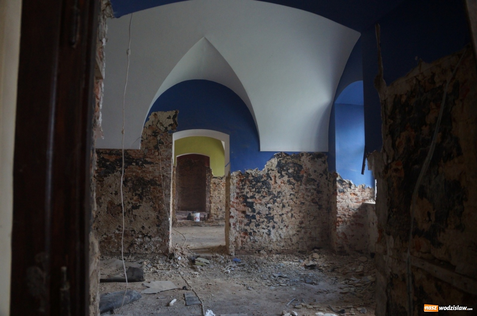 Zdjęcie w galerii na portalu naszwodzislaw.com: Ruszyła rozbiórka dachu Pałacu Dietrichsteinów [FOTO] wiadomości z regionu