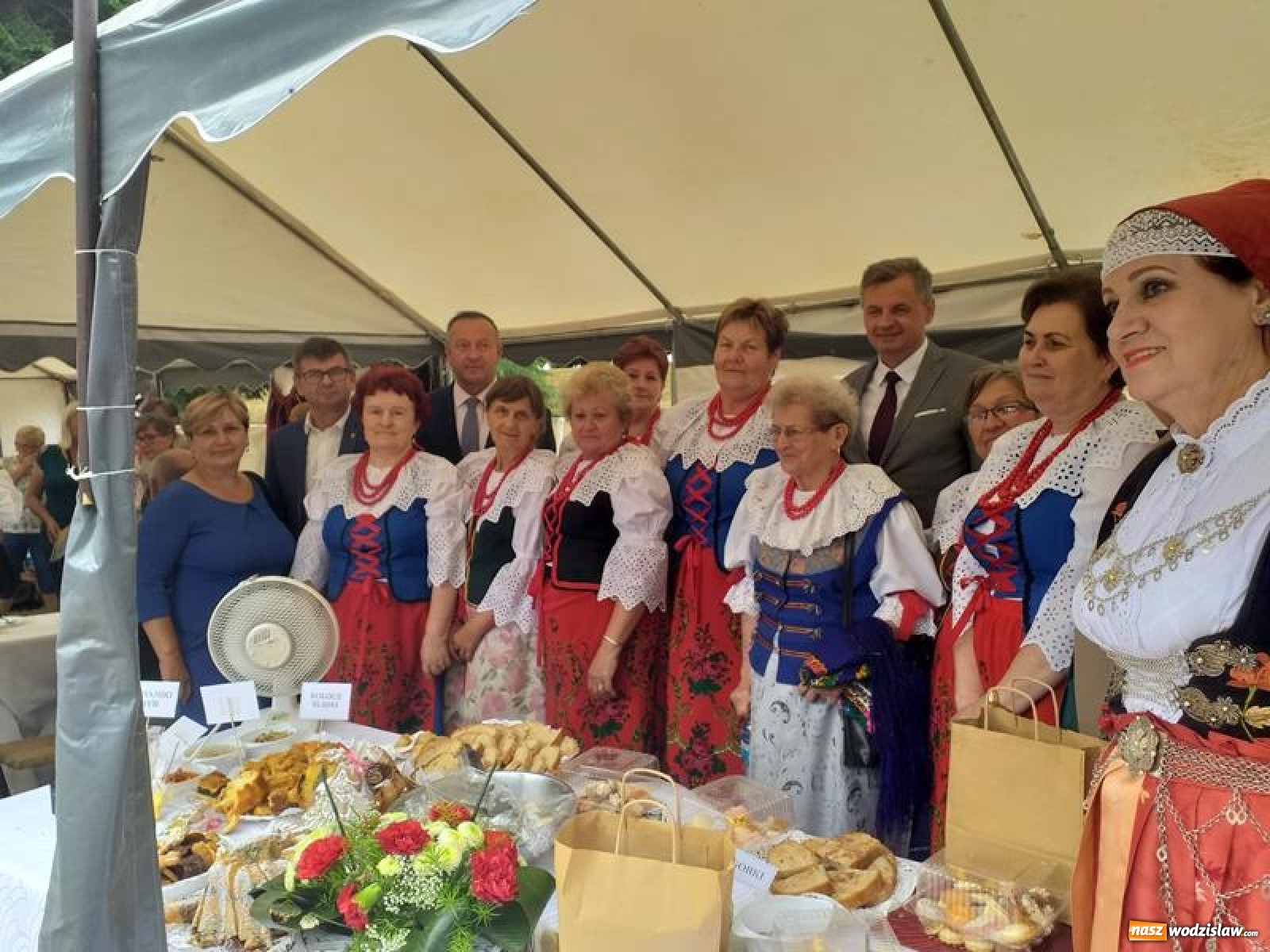 Zdjęcie w galerii na portalu naszwodzislaw.com: KGW Połomia i zespół śpiewaczy Mszanianka reprezentowały gminę w Wolbórzu wiadomości z regionu