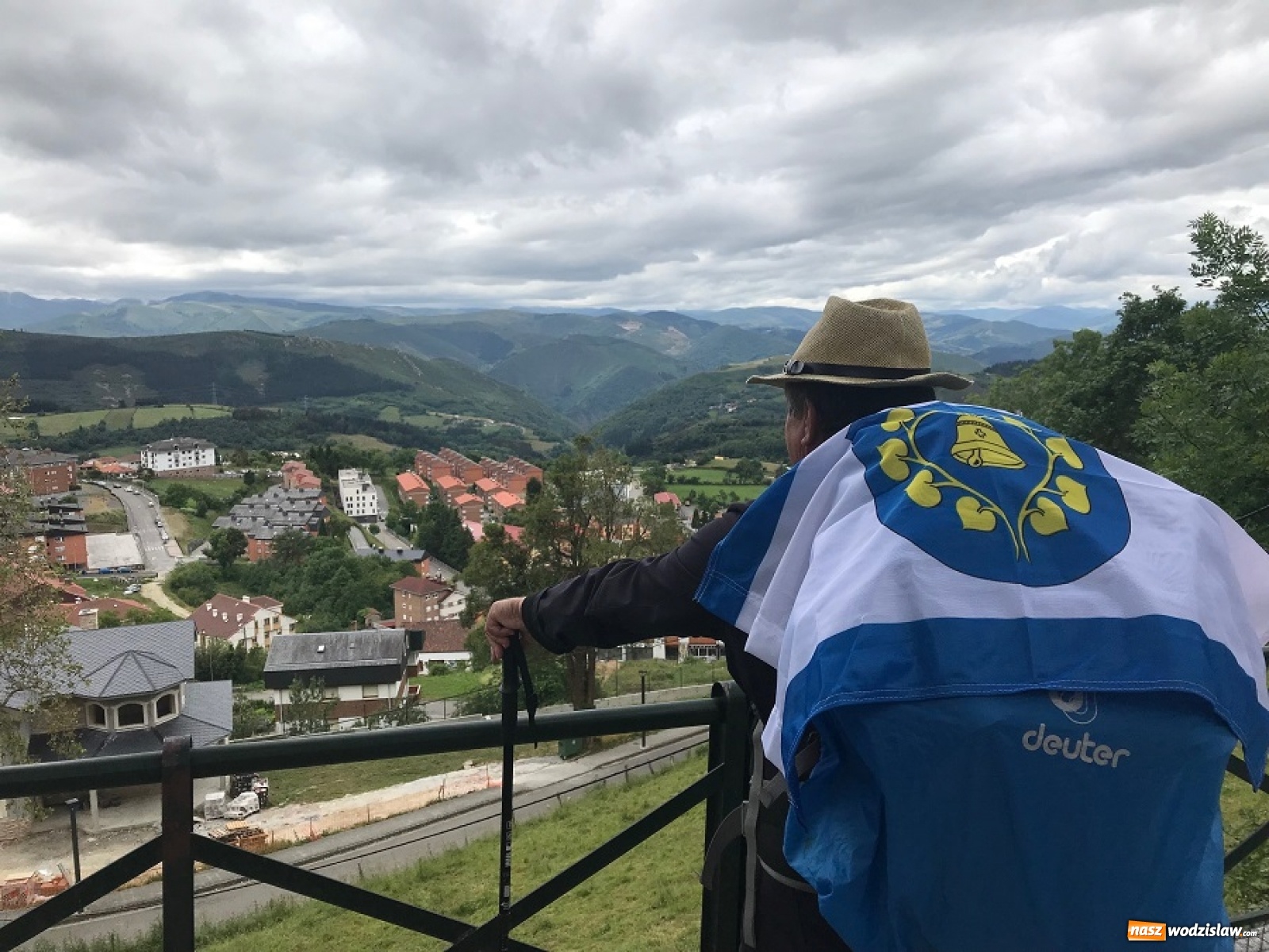 Zdjęcie w galerii na portalu naszwodzislaw.com: Flaga Mszany w podróży po całej Europie [FOTO] wiadomości z regionu