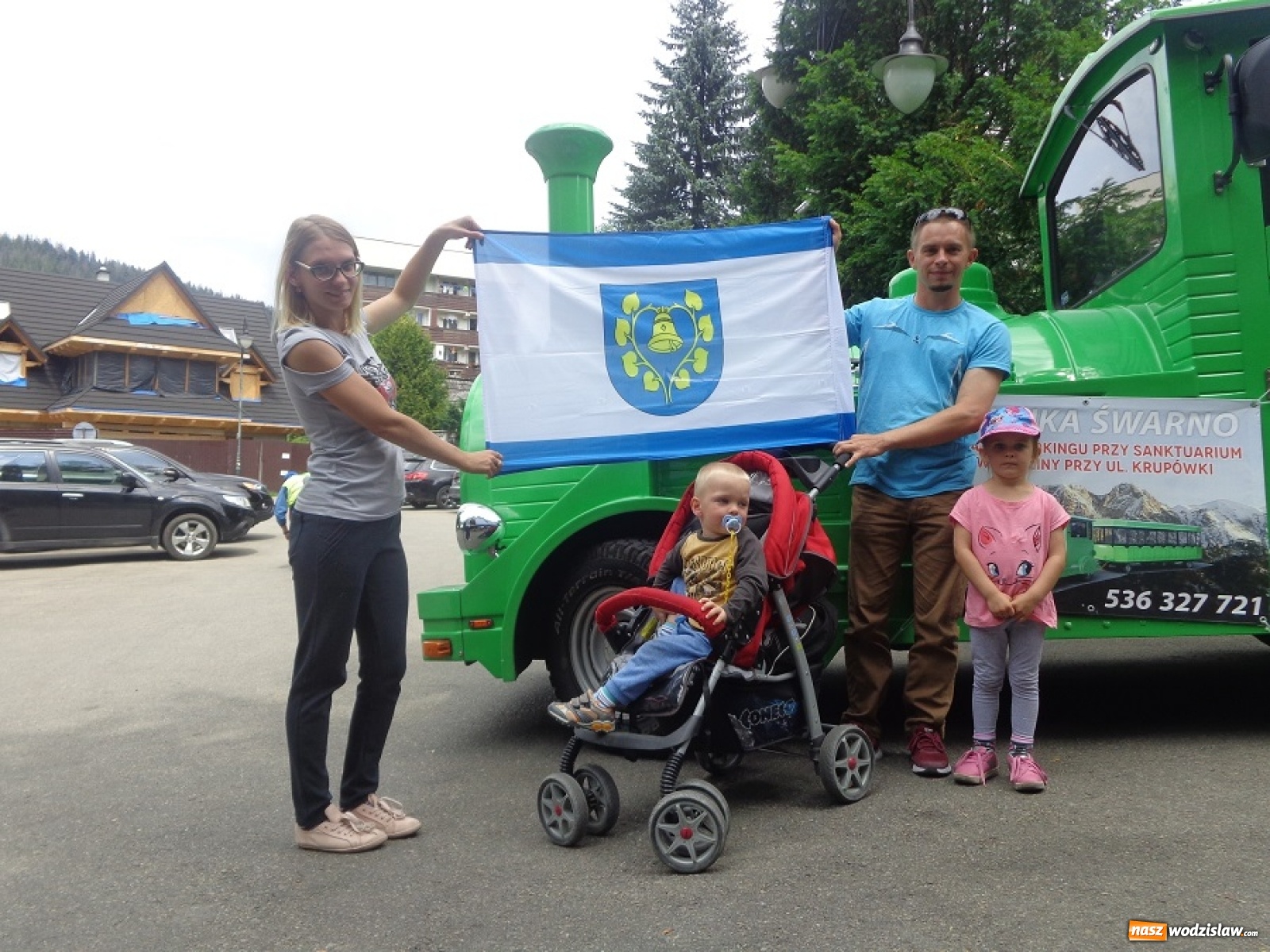 Zdjęcie w galerii na portalu naszwodzislaw.com: Flaga Mszany w podróży po całej Europie [FOTO] wiadomości z regionu