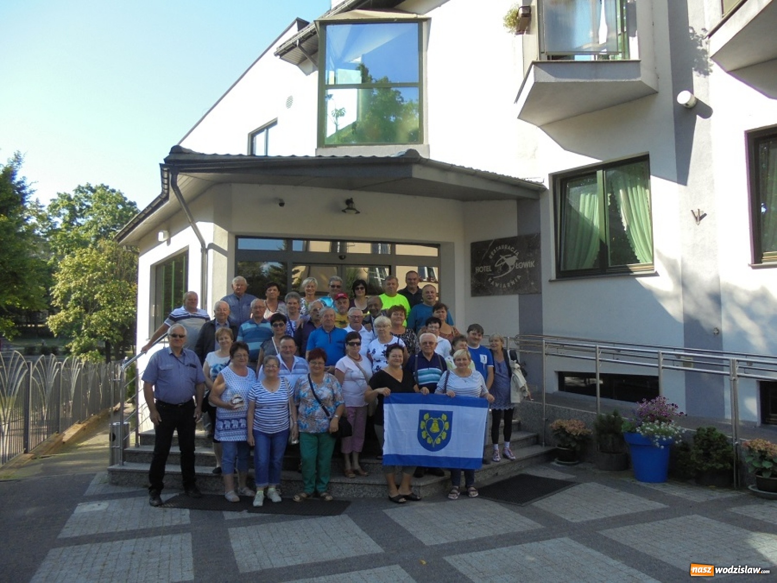 Zdjęcie w galerii na portalu naszwodzislaw.com: Flaga Mszany w podróży po całej Europie [FOTO] wiadomości z regionu