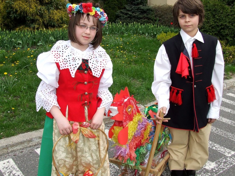 Zdjęcie w galerii na portalu naszwodzislaw.com: Chodzili z przystrojonym kogutem  wiadomości z regionu