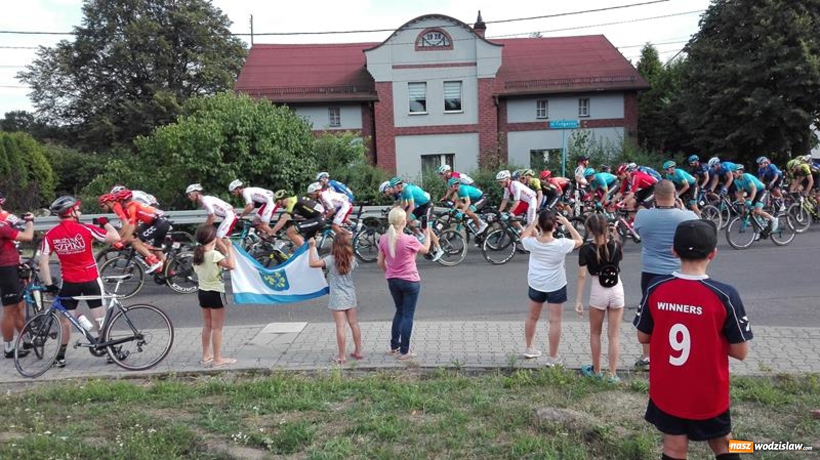 Zdjęcie w galerii na portalu naszwodzislaw.com: Połomia kibicowała przejazdowi Tour de Pologne przez Gminę Mszana wiadomości z regionu