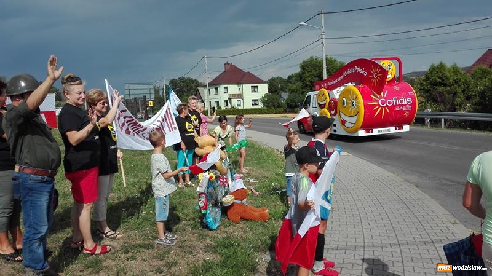 Zdjęcie w galerii na portalu naszwodzislaw.com: Połomia kibicowała przejazdowi Tour de Pologne przez Gminę Mszana wiadomości z regionu