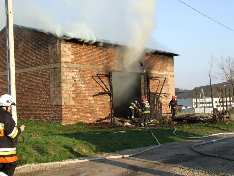 Zdjęcie w galerii na portalu naszwodzislaw.com: Pożar stodoły w Radlinie (foto) wiadomości z regionu
