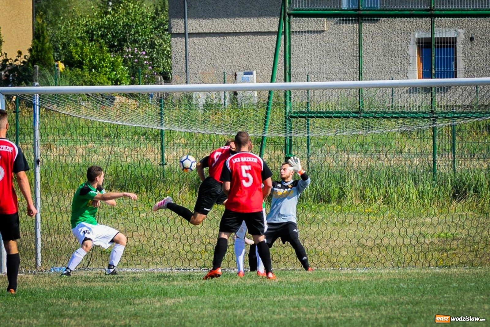 Zdjęcie w galerii na portalu naszwodzislaw.com: Brzezie zgarnęło trzy punkty na początek sezonu [FOTO i WIDEO] wiadomości z regionu