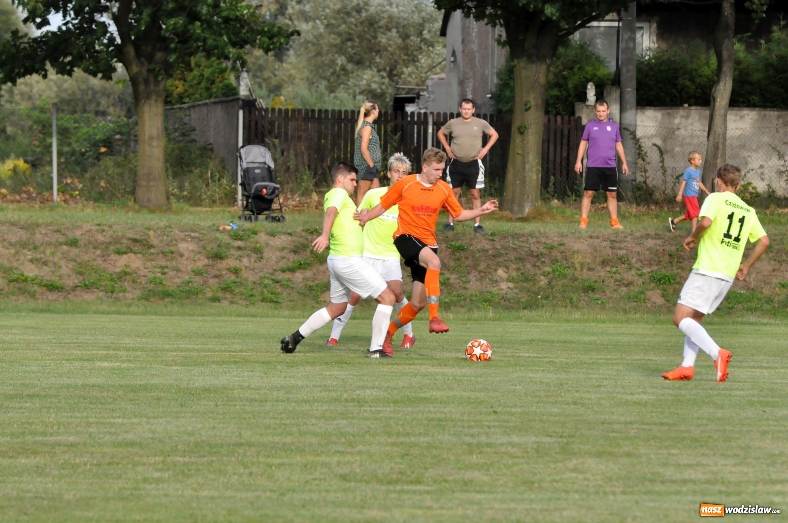 Zdjęcie w galerii na portalu naszwodzislaw.com: Naprzód Czyżowice przywozi trzy punkty z Raciborza  wiadomości z regionu