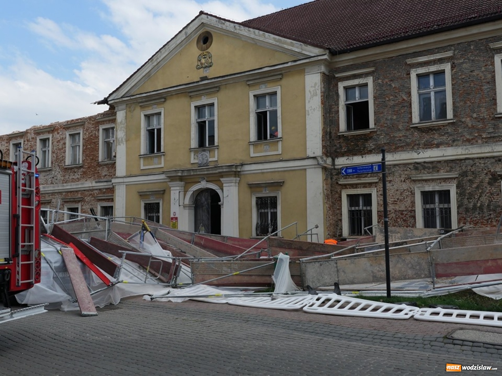 Zdjęcie w galerii na portalu naszwodzislaw.com: Runęło rusztowanie na budynku Muzeum wiadomości z regionu