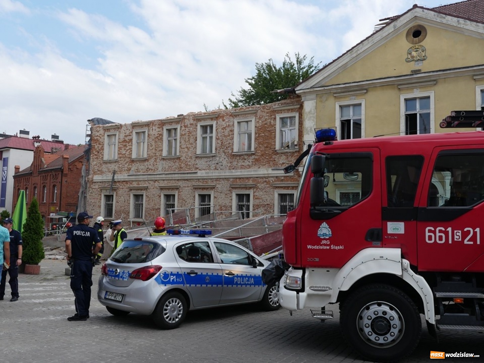 Zdjęcie w galerii na portalu naszwodzislaw.com: Runęło rusztowanie na budynku Muzeum wiadomości z regionu