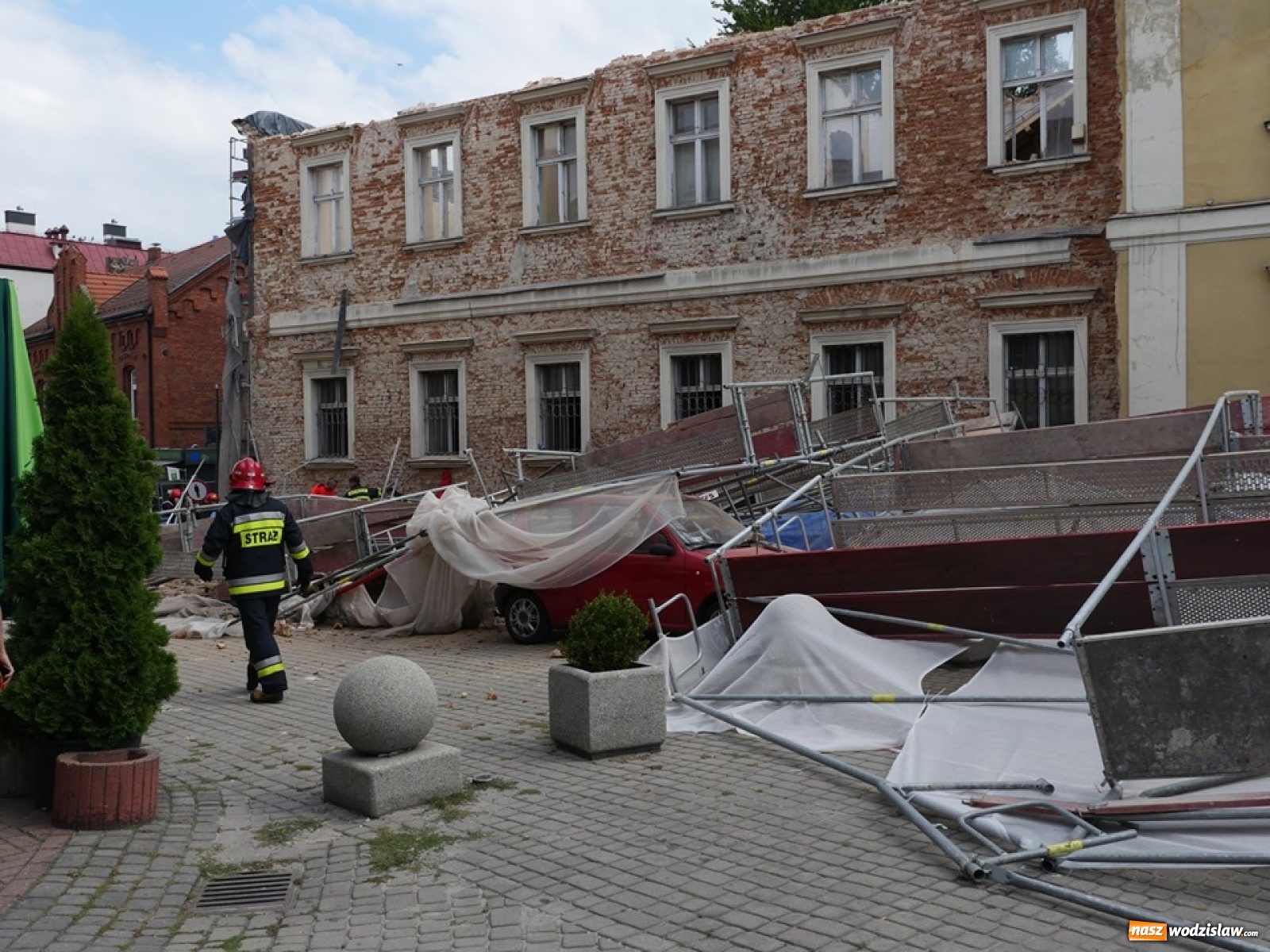 Zdjęcie w galerii na portalu naszwodzislaw.com: Runęło rusztowanie na budynku Muzeum wiadomości z regionu