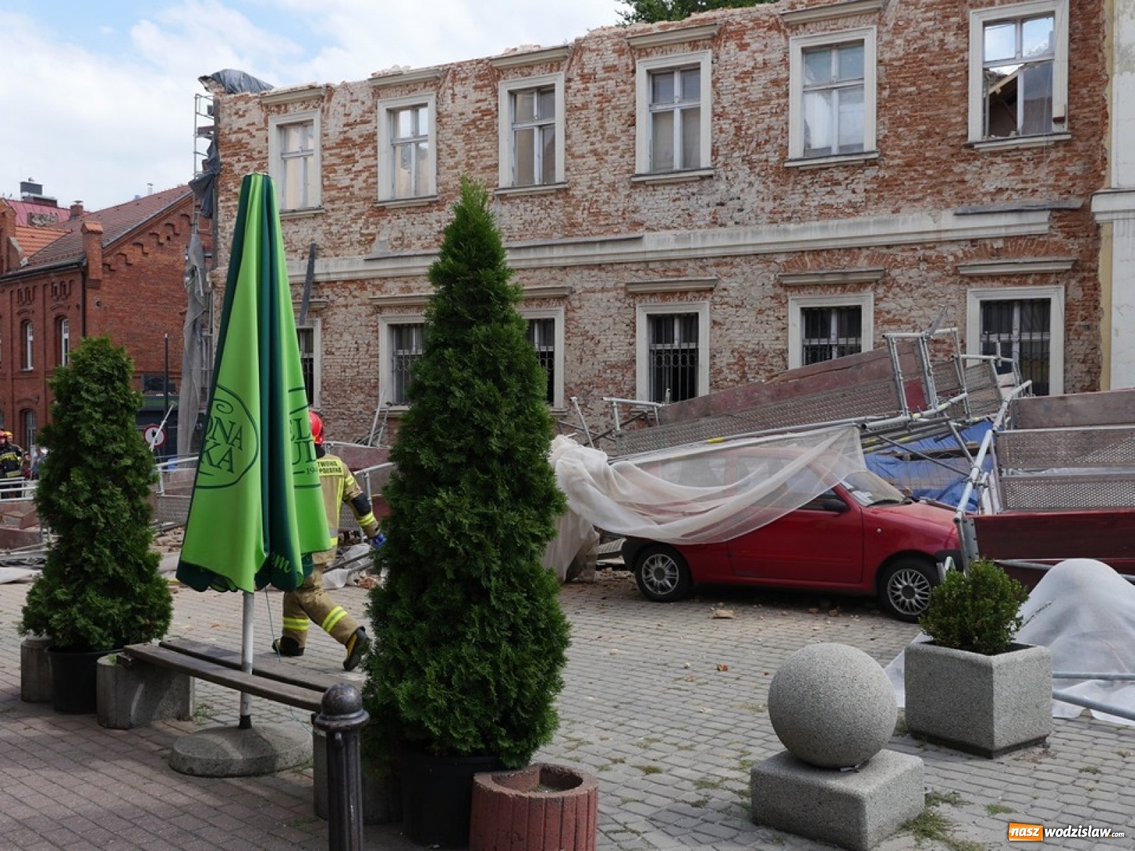 Zdjęcie w galerii na portalu naszwodzislaw.com: Runęło rusztowanie na budynku Muzeum wiadomości z regionu