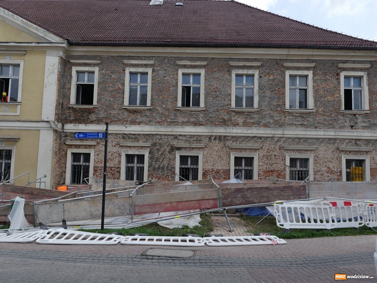 Zdjęcie w galerii na portalu naszwodzislaw.com: Runęło rusztowanie na budynku Muzeum wiadomości z regionu