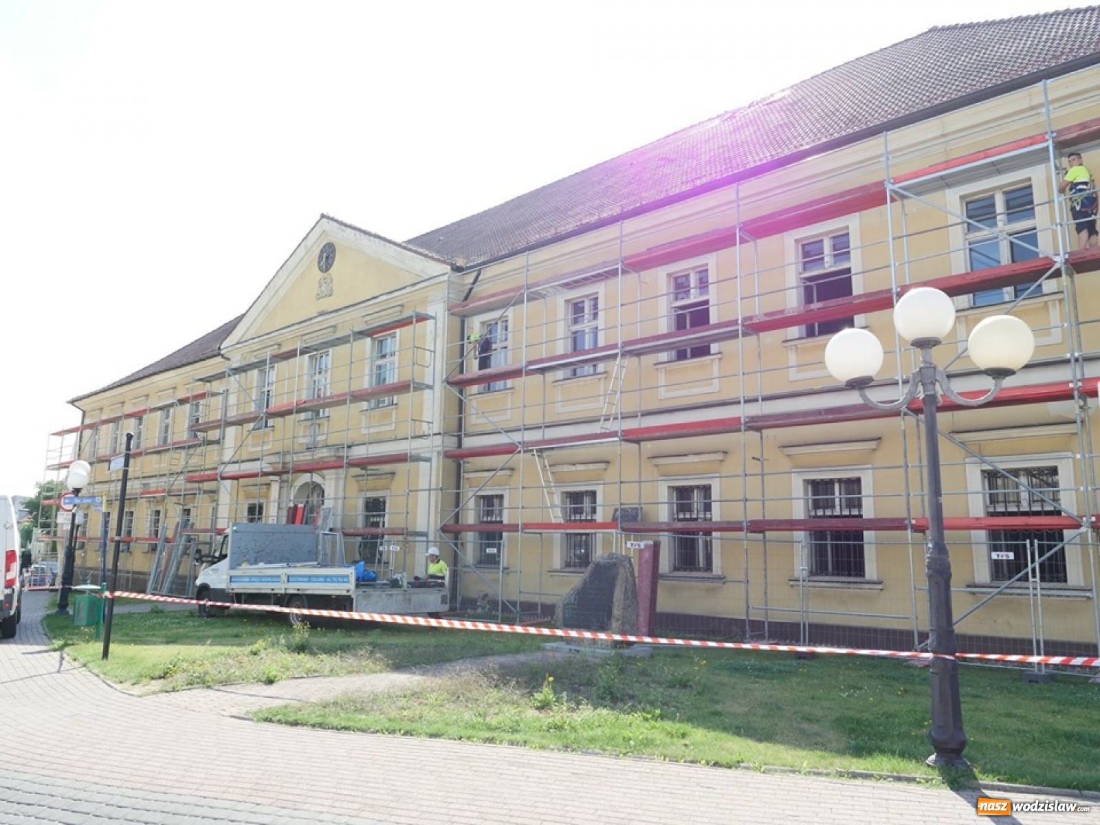 Zdjęcie w galerii na portalu naszwodzislaw.com: Runęło rusztowanie na budynku Muzeum wiadomości z regionu