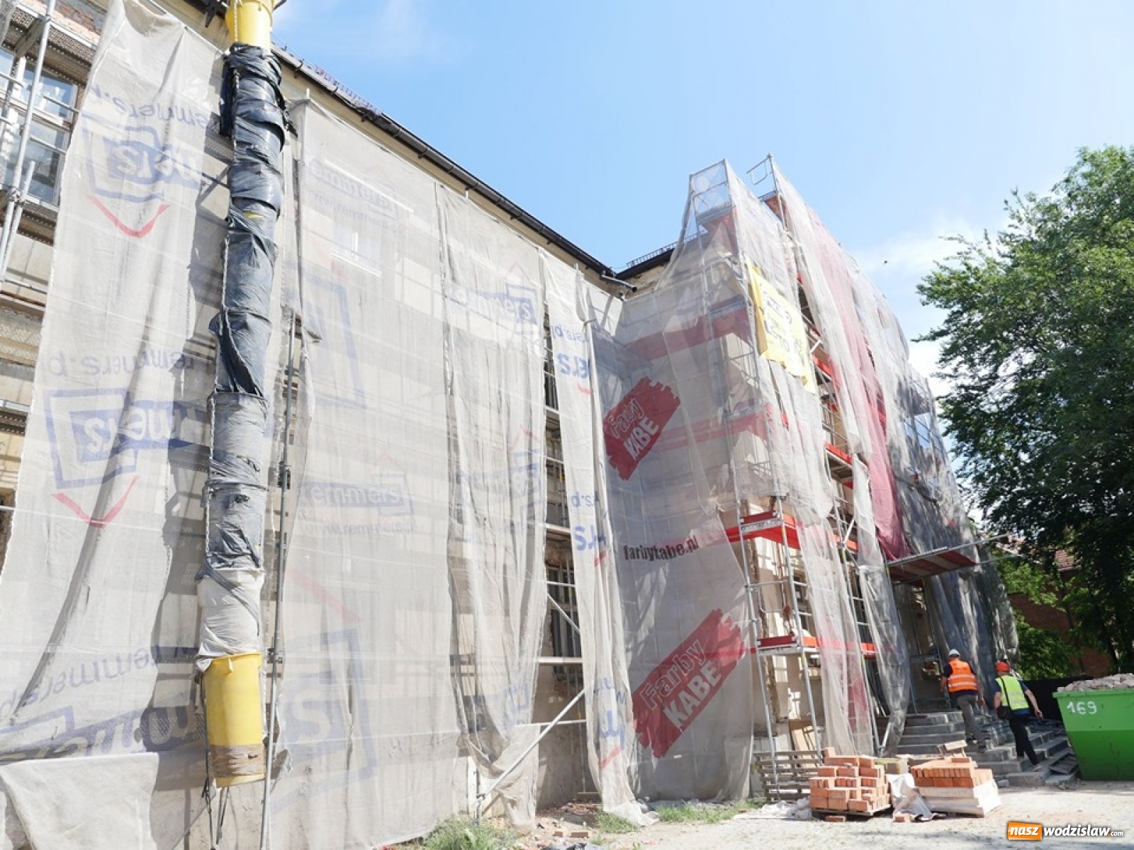 Zdjęcie w galerii na portalu naszwodzislaw.com: Runęło rusztowanie na budynku Muzeum wiadomości z regionu