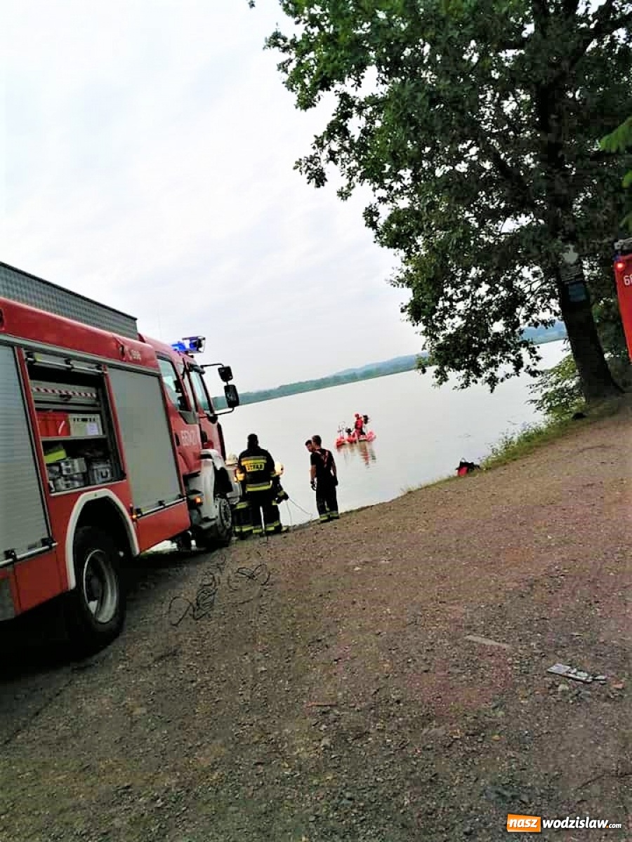 Zdjęcie w galerii na portalu naszwodzislaw.com: Samochód wypadł z drogi i wjechał do stawu wiadomości z regionu