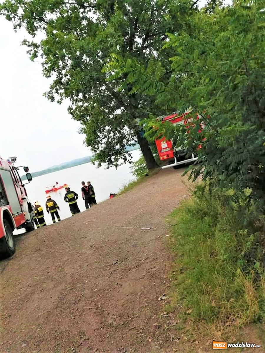 Zdjęcie w galerii na portalu naszwodzislaw.com: Samochód wypadł z drogi i wjechał do stawu wiadomości z regionu