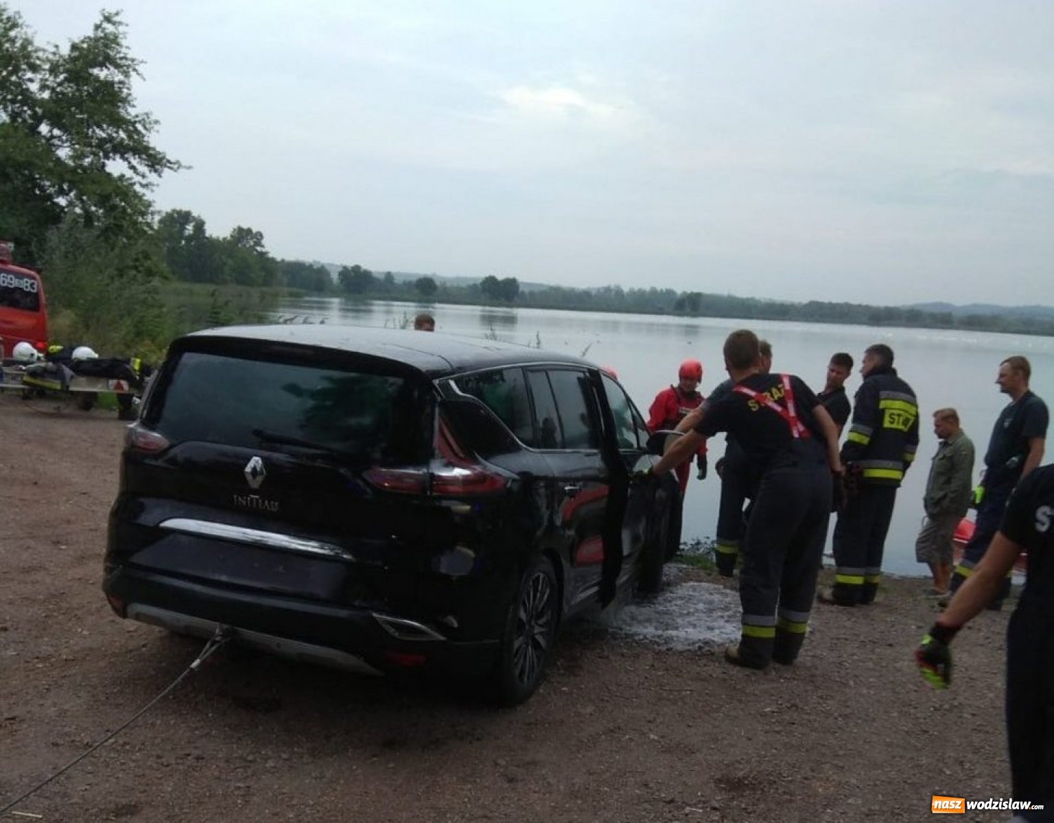 Zdjęcie w galerii na portalu naszwodzislaw.com: Zasnął za kierownicą, obudził się w wodzie! Tak wyciągano auto ze stawu pod Raciborzem [FOTO i WIDEO] wiadomości z regionu