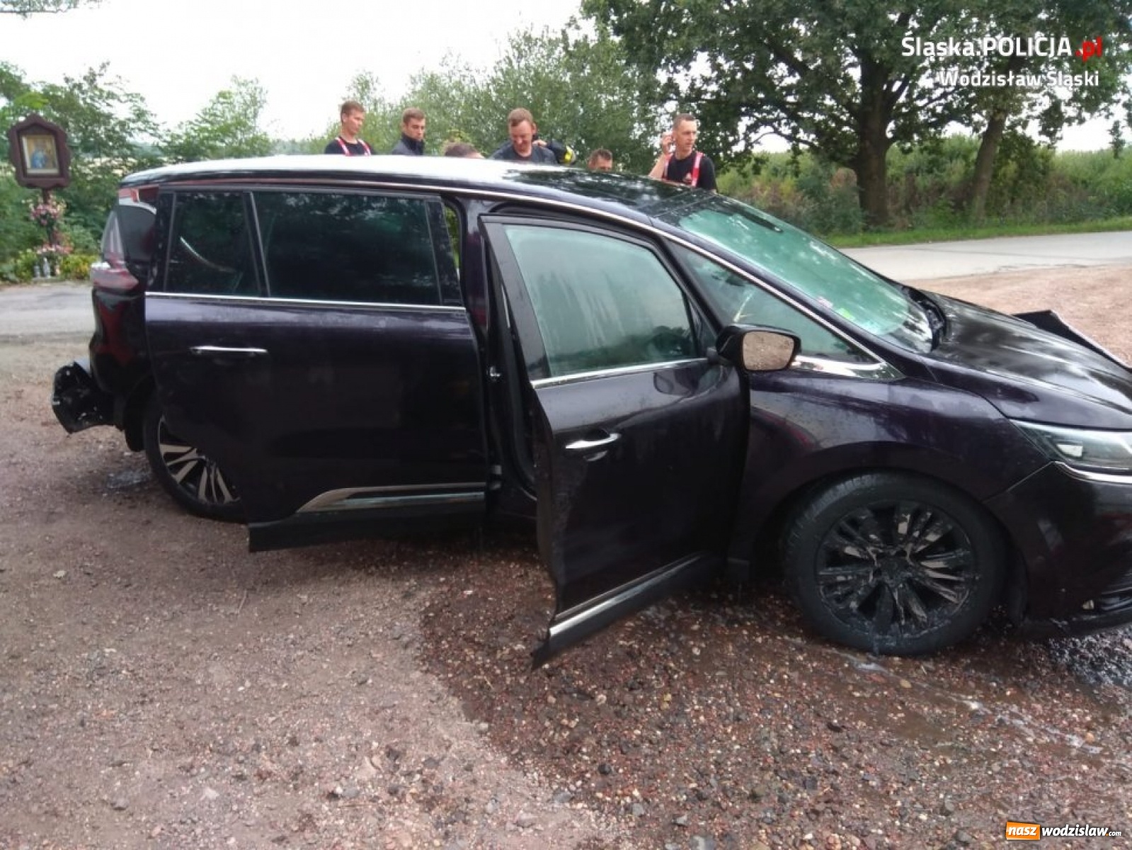 Zdjęcie w galerii na portalu naszwodzislaw.com: Zasnął za kierownicą, obudził się w wodzie! Tak wyciągano auto ze stawu pod Raciborzem [FOTO i WIDEO] wiadomości z regionu