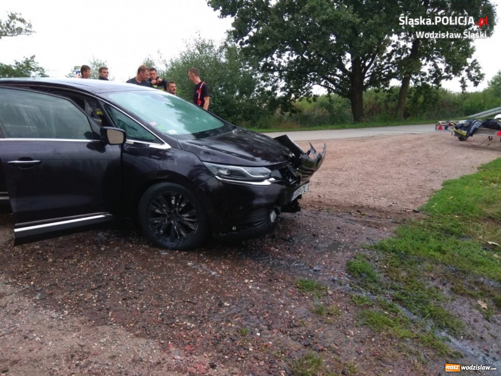 Zdjęcie w galerii na portalu naszwodzislaw.com: Zasnął za kierownicą, obudził się w wodzie! Tak wyciągano auto ze stawu pod Raciborzem [FOTO i WIDEO] wiadomości z regionu