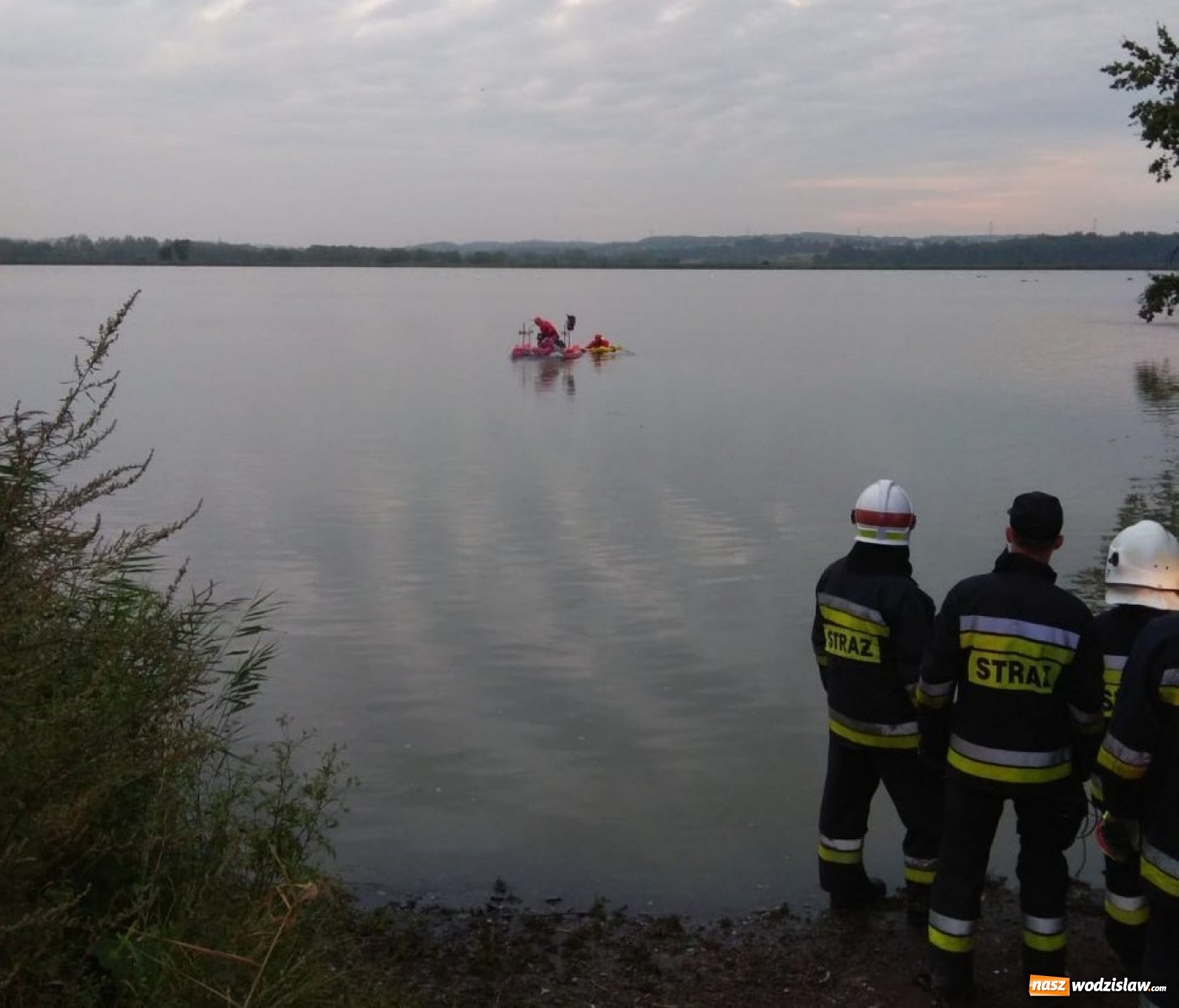 Zdjęcie w galerii na portalu naszwodzislaw.com: Zasnął za kierownicą, obudził się w wodzie! Tak wyciągano auto ze stawu pod Raciborzem [FOTO i WIDEO] wiadomości z regionu