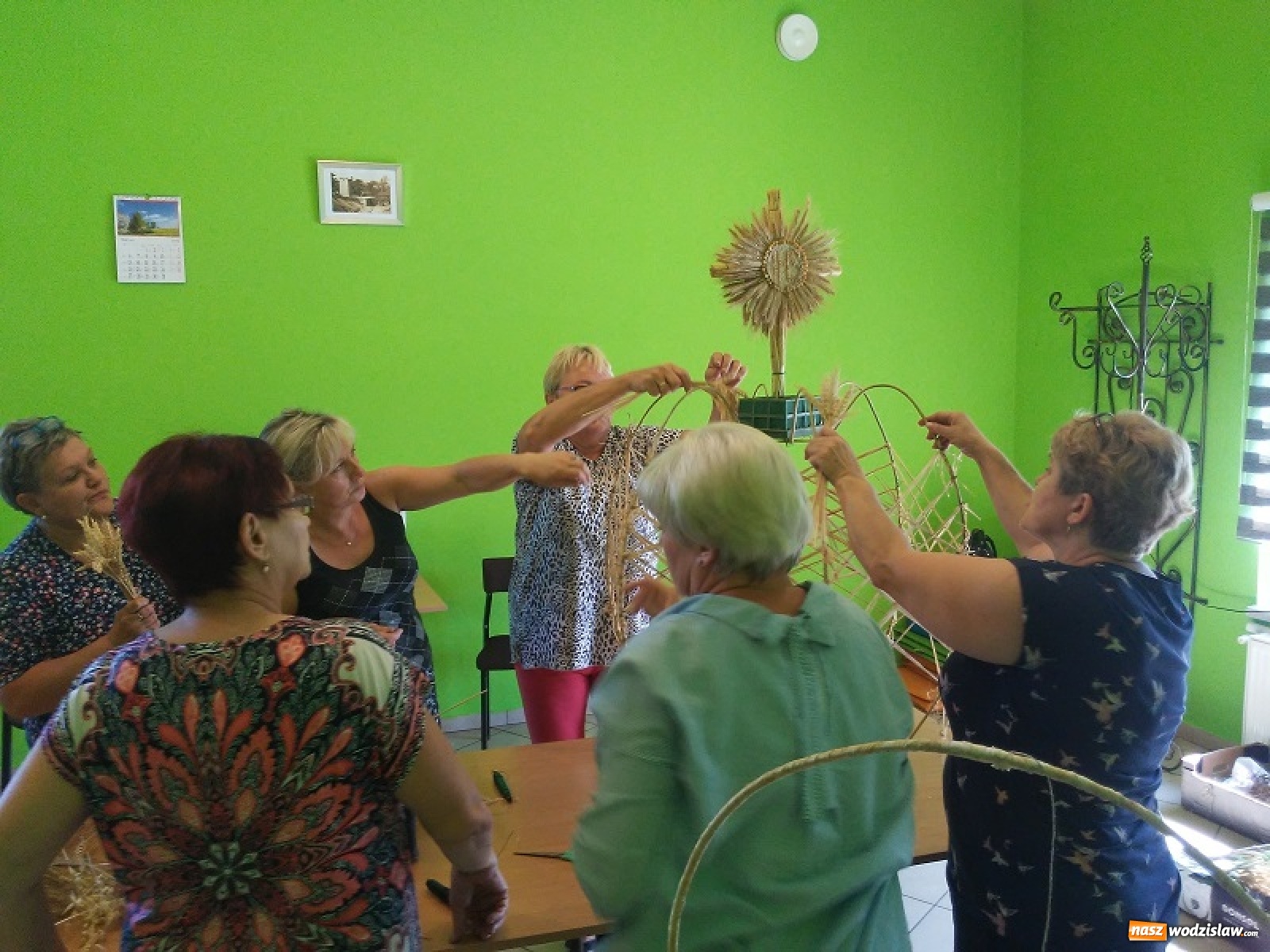 Zdjęcie w galerii na portalu naszwodzislaw.com: Korony dożynkowe już gotowe [FOTO] wiadomości z regionu