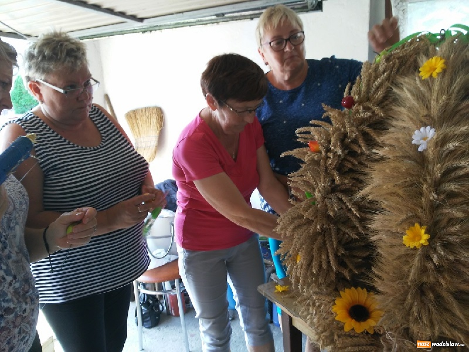 Zdjęcie w galerii na portalu naszwodzislaw.com: Korony dożynkowe już gotowe [FOTO] wiadomości z regionu