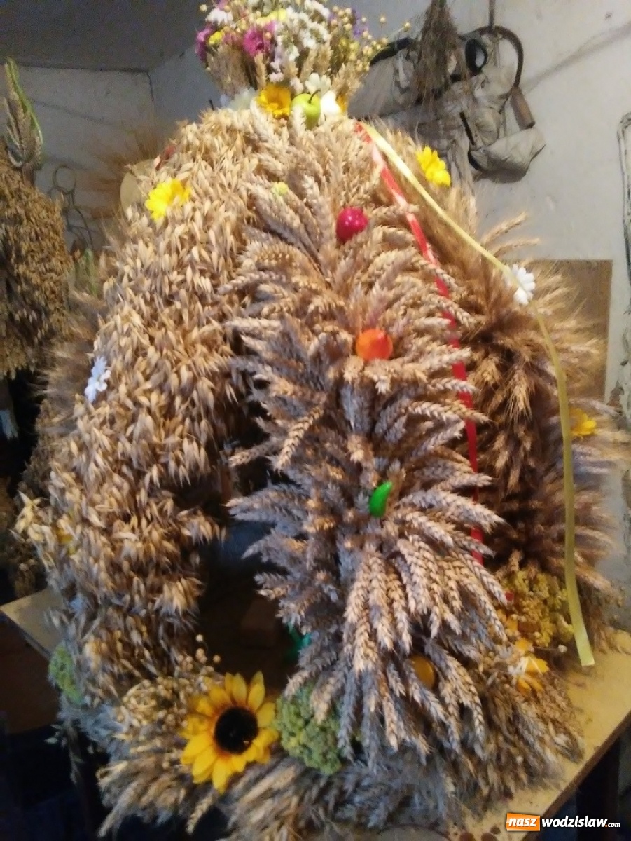 Zdjęcie w galerii na portalu naszwodzislaw.com: Korony dożynkowe już gotowe [FOTO] wiadomości z regionu