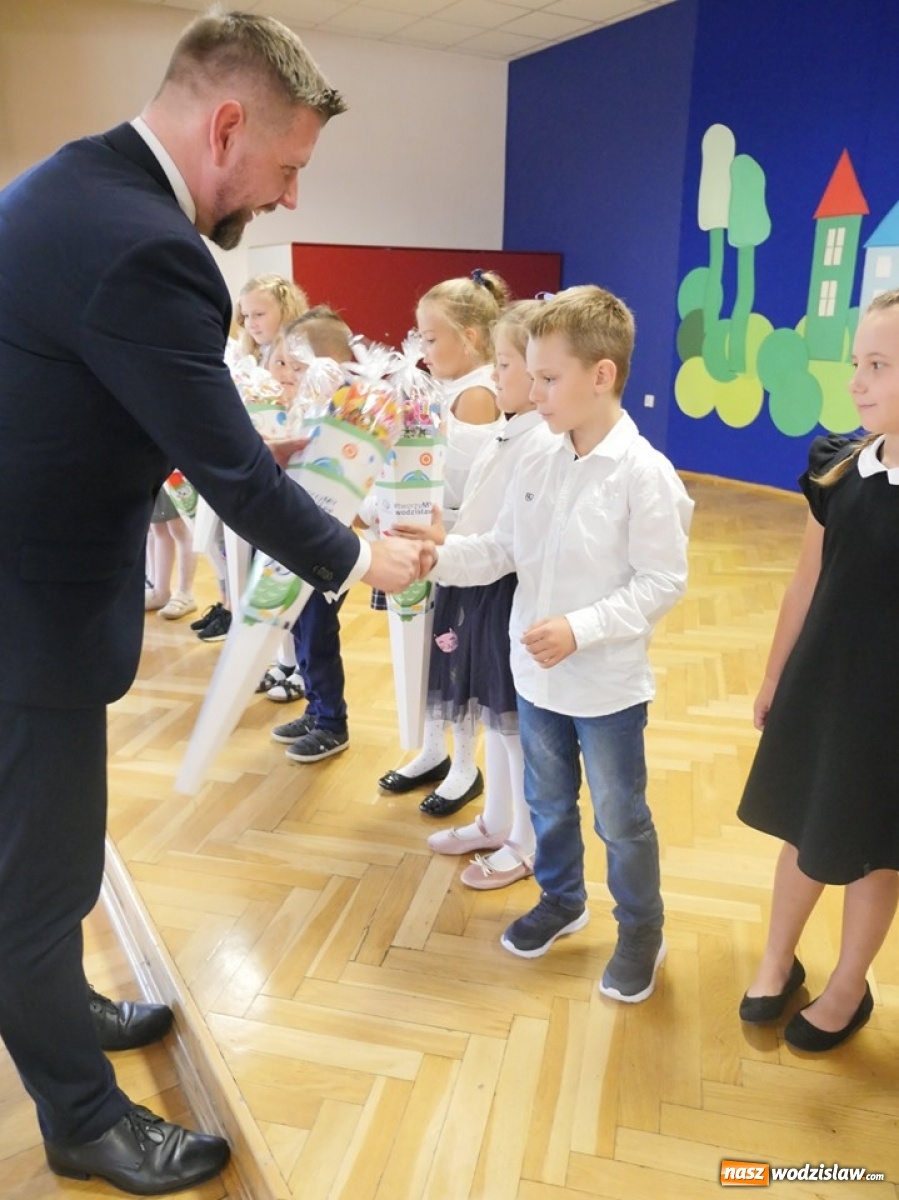 Zdjęcie w galerii na portalu naszwodzislaw.com: Nowy rok szkolny rozpoczęty! [FOTO] wiadomości z regionu